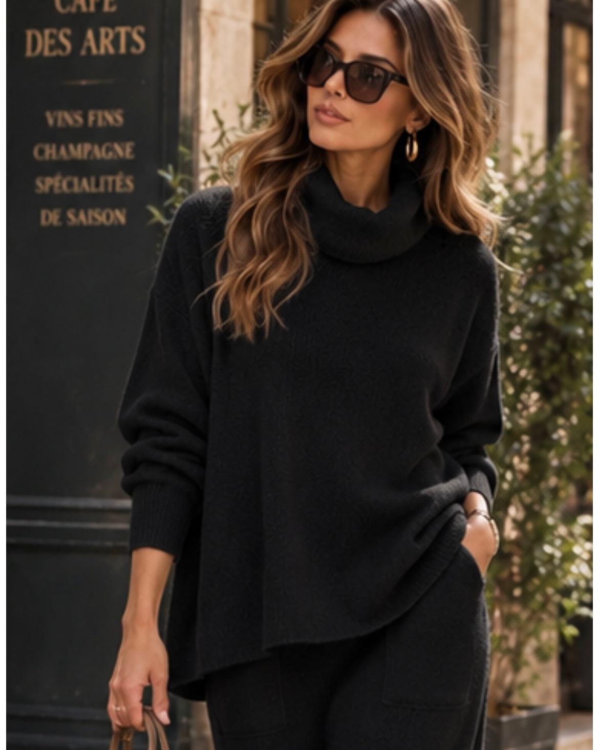 Pull Soft Icon noir à col roulé, coupe ample et bas asymétrique, vue rapprochée