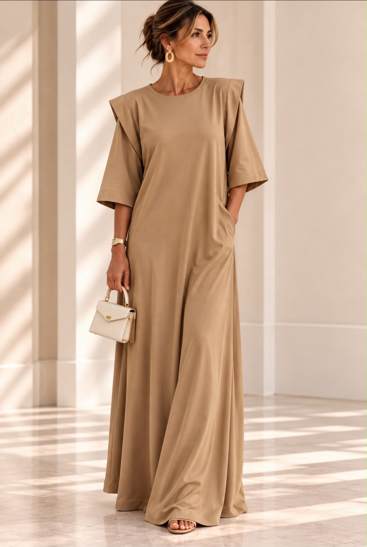 Robe Impériale beige longue à épaules structurées et manches au coude, vue de face