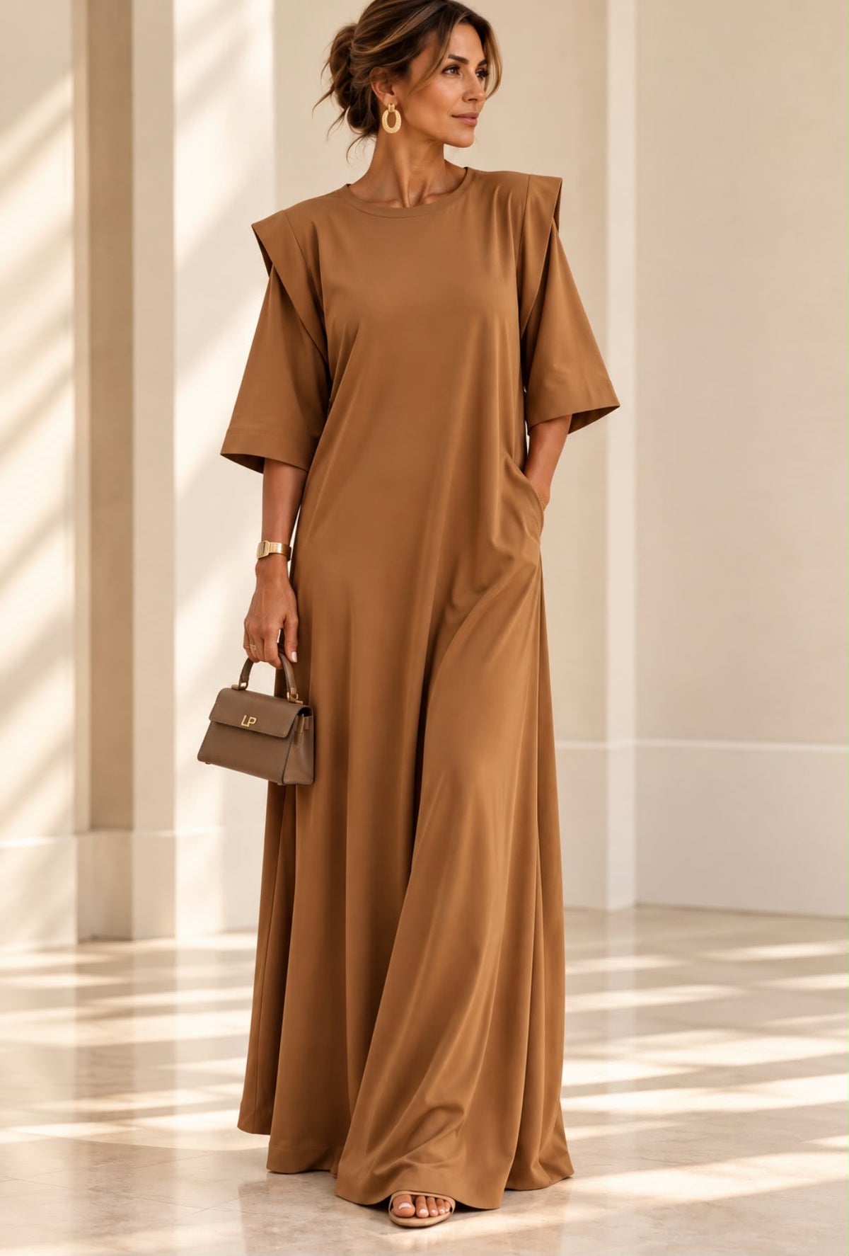 Robe Impériale camel longue, encolure ronde et manches larges, vue de face