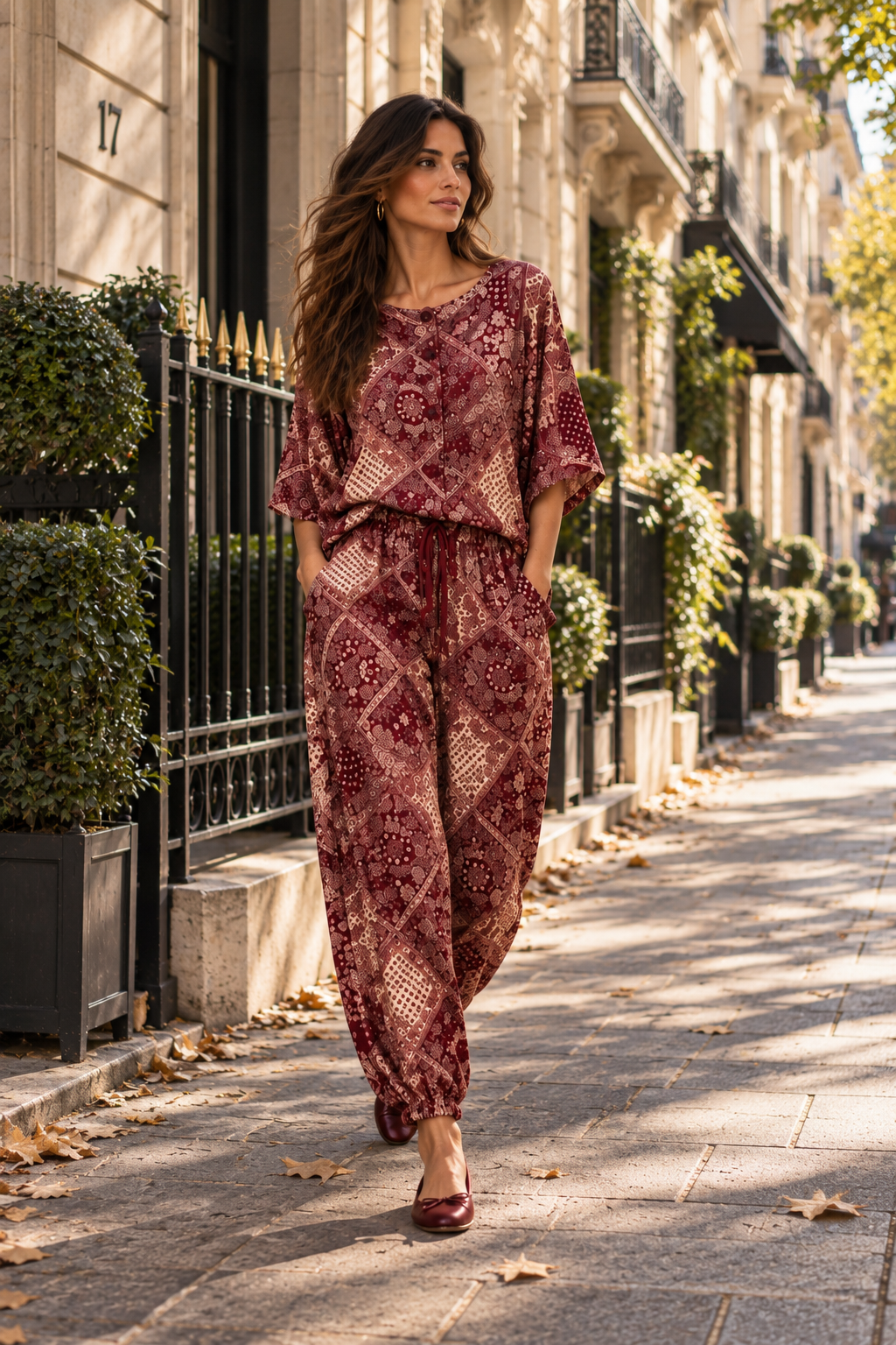 Ensemble Bandana Muse bordeaux à imprimé bandana écru, haut ample et pantalon resserré aux chevilles