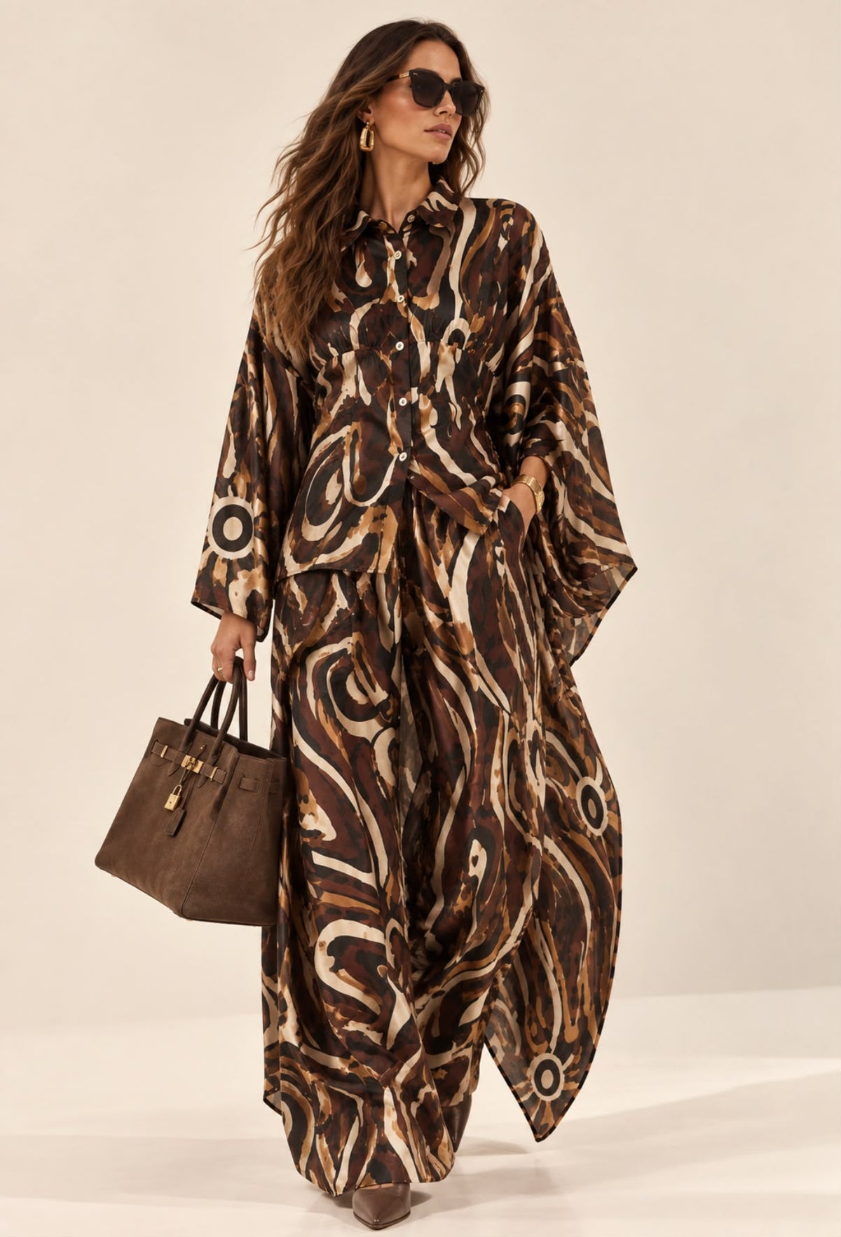 Ensemble Chocolate Aura brun caramel et écru à imprimé abstrait, chemise boutonnée et pantalon large
