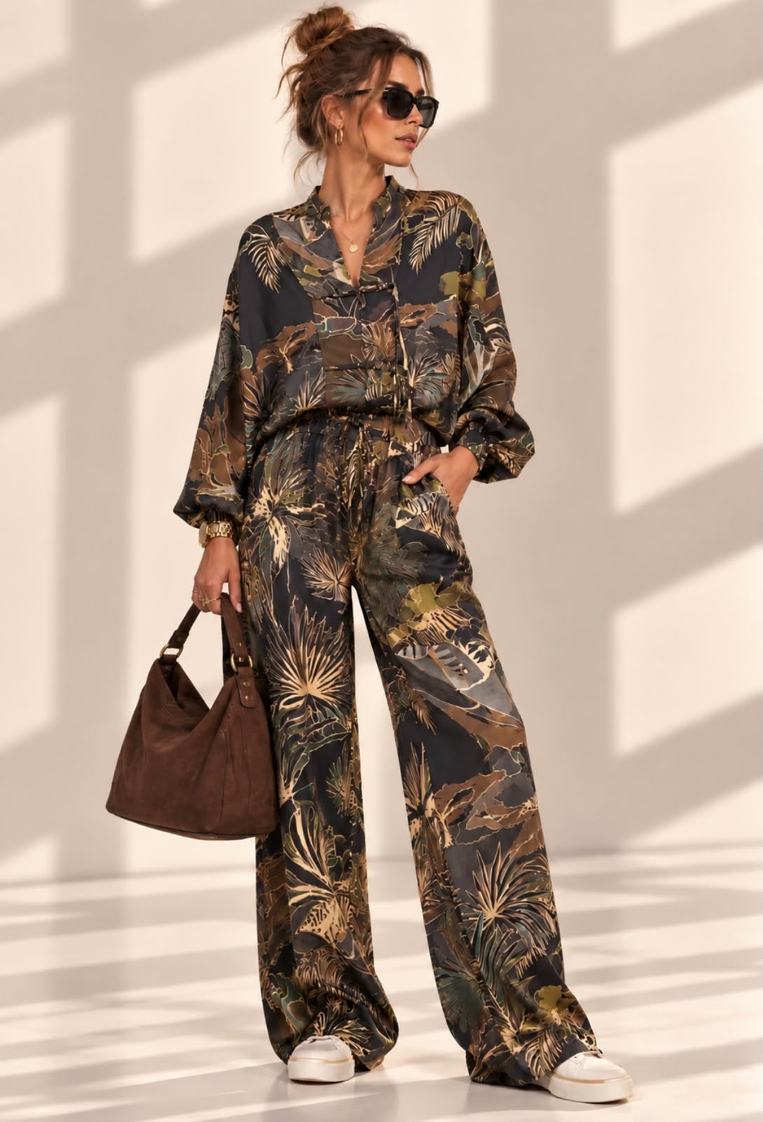 Ensemble Zanzibar noir à imprimé tropical, chemise ample à manches longues et pantalon large, porté de face