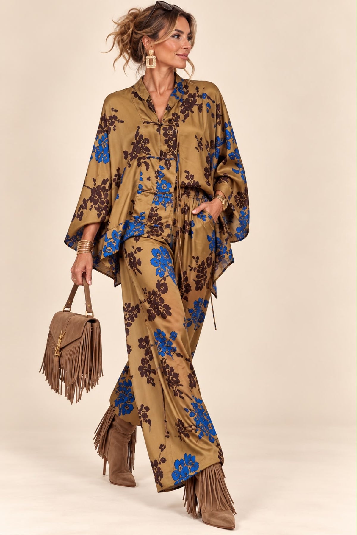 Ensemble Kyoto camel à fleurs bleues et brunes, haut ample à manches larges et pantalon long évasé, vue de face