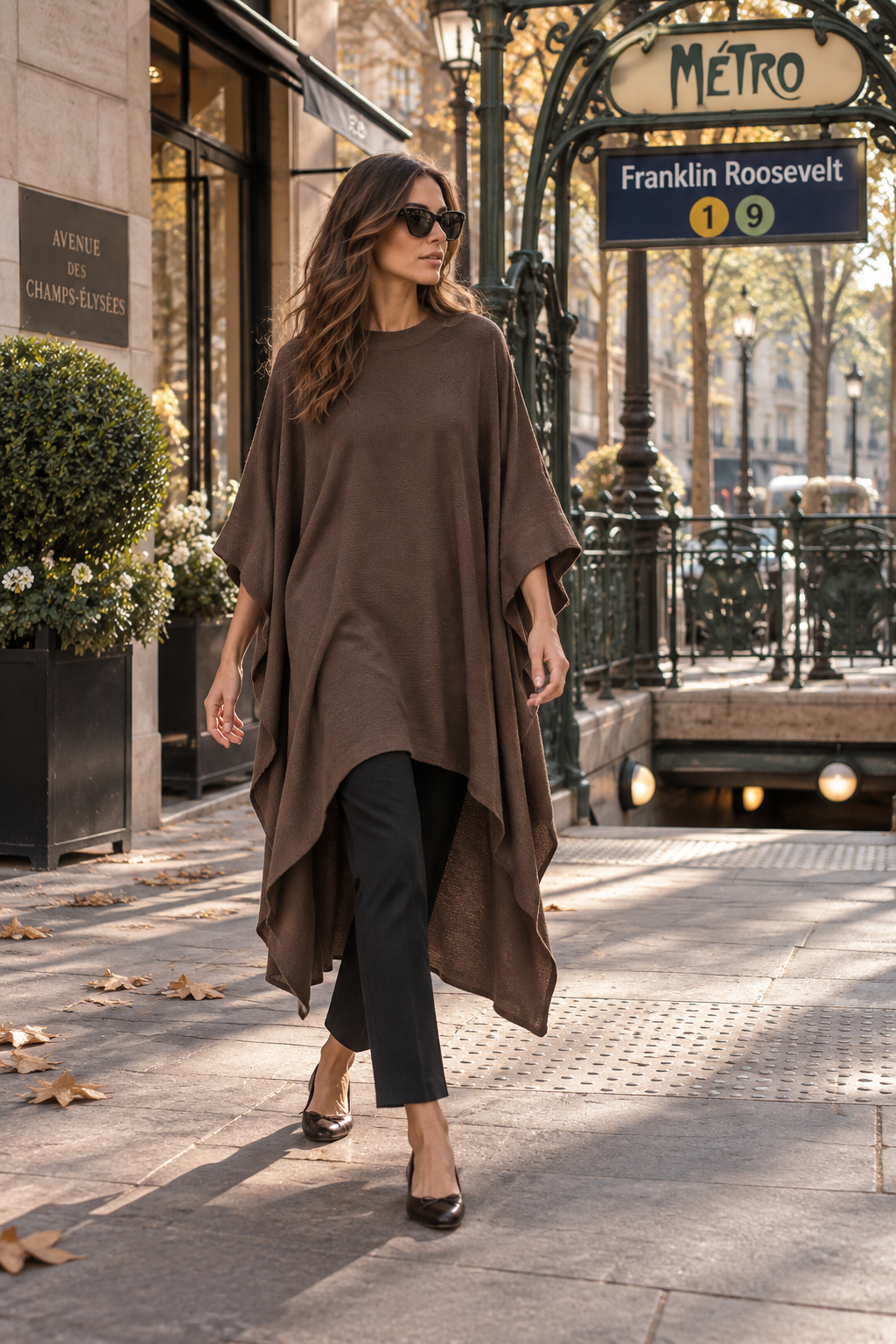 Tunique Montaigne chocolat à encolure ronde, coupe très ample et bas asymétrique, portée avec un pantalon noir
