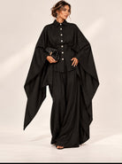 Ensemble Ophélie noir, haut boutonné à larges pans façon cape et pantalon ample, vue de face