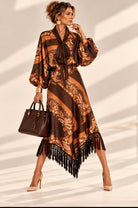Ensemble Faubourg chocolat et orange à motifs cachemire, haut à lavallière et bas asymétrique à franges