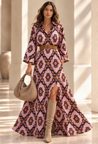 Robe Palazzo longue rose à motifs géométriques noirs, col chemisier et jupe évasée, portée ceinturée