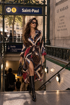 Robe Vendôme imprimée bleu bordeaux portée ceinturée, jupe longue et ouverture sur le devant