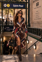 Robe Vendôme imprimée bordeaux bleu et chocolat, portée ceinturée, vue de face