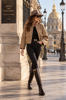 Veste Place Vendôme courte dorée texturée, col montant et poches plaquées, portée avec un pantalon noir