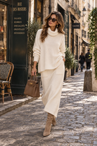 Pull Soft Icon écru à col roulé et manches longues, porté avec une jupe assortie
