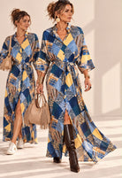 Deux mannequins portant la robe Mosaic Riviera longue à imprimé patchwork bleu et jaune, col chemisier et taille nouée