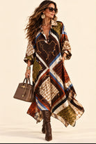 Robe Vendôme imprimée chocolat à motifs foulard, coupe ample, col chemisier et manches longues