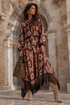 Ensemble Capri à motifs ornementaux bordeaux et brun, haut à lavallière et bas asymétrique à franges noires