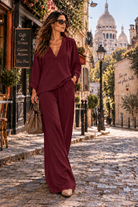 Pantalon Flow bordeaux large, porté avec une blouse assortie