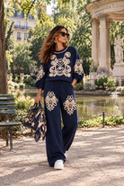 Ensemble Jogging Icon navy, sweat à motifs écrus et pantalon large assorti en extérieur