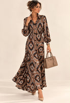 Robe Firenze longue imprimée de motifs ornementaux chocolat et camel, col chemisier et jupe évasée