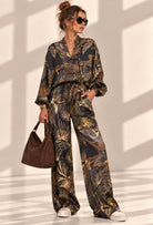 Ensemble Zanzibar noir à imprimé tropical, chemise ample à manches longues et pantalon large, porté de face