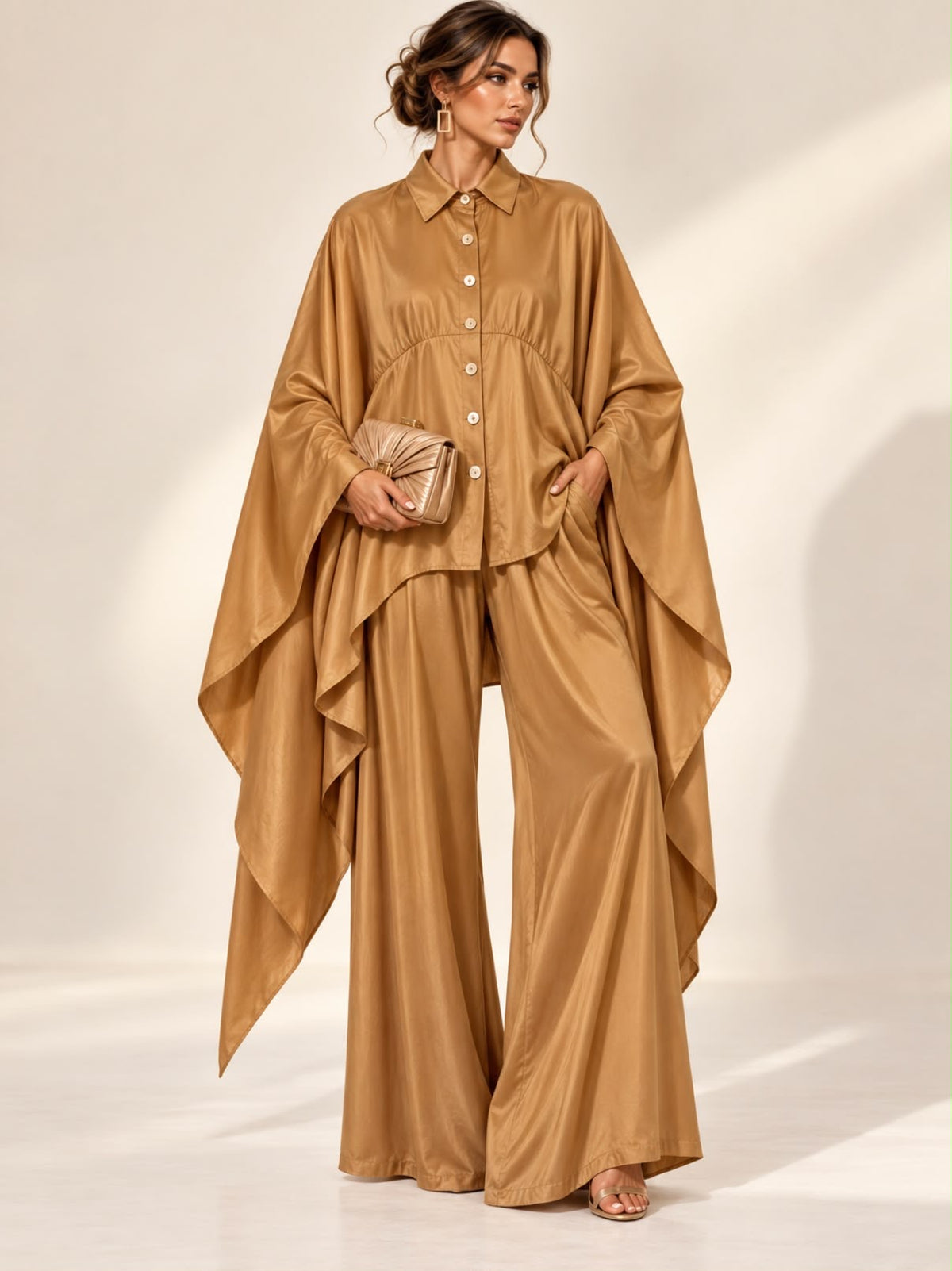 Ensemble Ophélie camel, haut boutonné à larges pans façon cape et pantalon long ample, vue de face