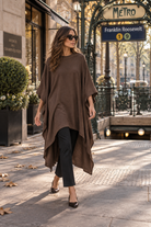 Tunique Montaigne chocolat à encolure ronde, coupe très ample et bas asymétrique, portée avec un pantalon noir