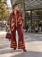 Ensemble Ascot Impérial bordeaux porté de face devant le Forum des Halles, chemise ample et pantalon large