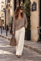 Pull Pure Muse taupe à col V, coupe ample, porté avec un pantalon écru