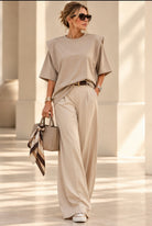 Haut beige à épaules structurées porté avec un pantalon large clair, photographie présente dans la galerie Robe Impériale