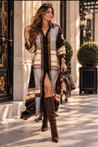 Robe Saint-Honoré longue à imprimé sangles et boucles noir crème et gris, col chemisier et ouverture boutonnée