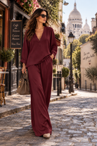 Pantalon Flow bordeaux à jambes larges, porté avec un haut coordonné, vue de face
