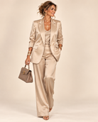 Tailleur Elysée beige d'aspect satiné, blazer à revers et pantalon long assorti