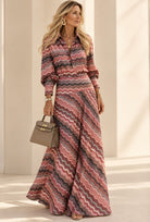 Robe Portofino longue à chevrons roses bordeaux et gris, col chemisier et jupe très évasée
