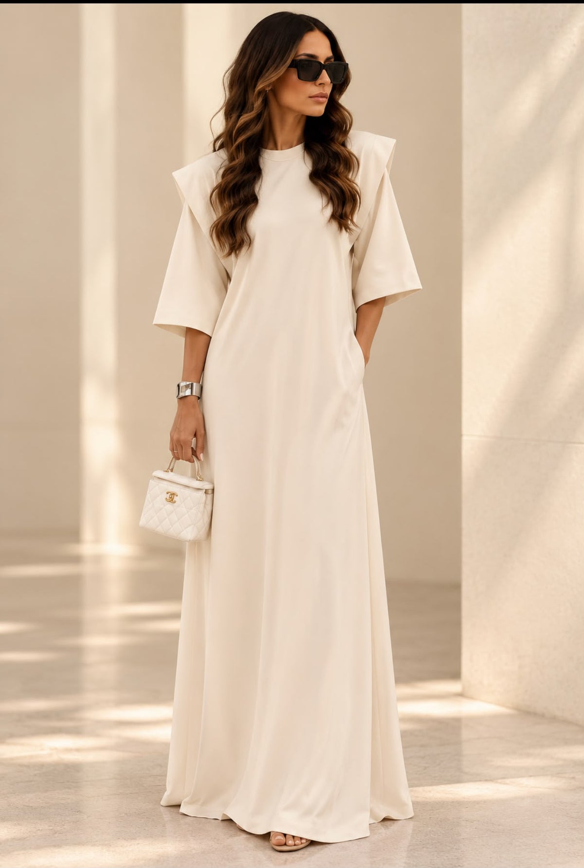 Robe Impériale blanche longue à épaules structurées et encolure ronde