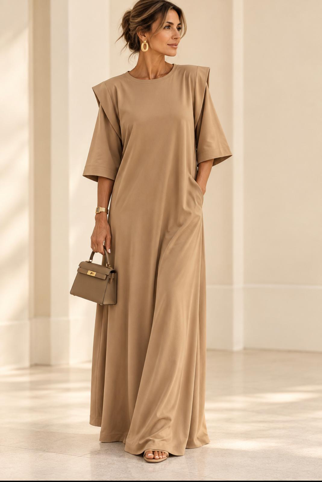 Robe Impériale beige longue et ample, épaules marquées, vue de face
