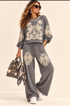 Ensemble Jogging Icon gris, sweat ample et pantalon large ornés de motifs écrus