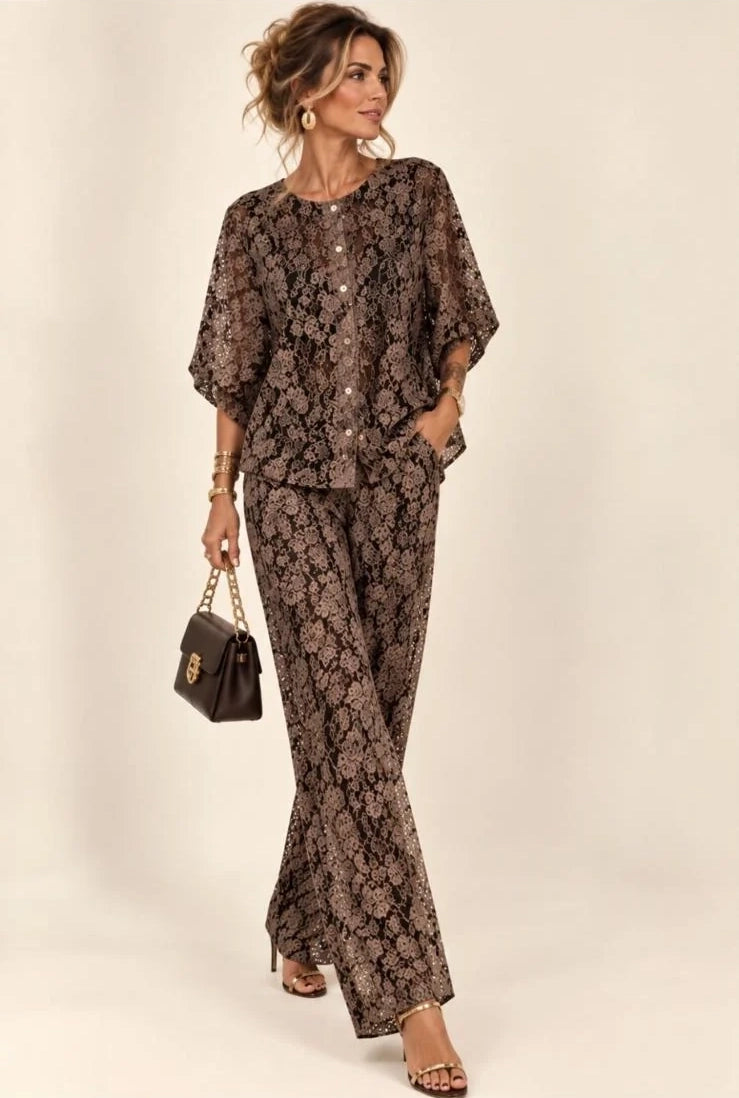 Ensemble Midnight Lace kaki brun à motif floral ajouré, haut boutonné et pantalon large, vue de face