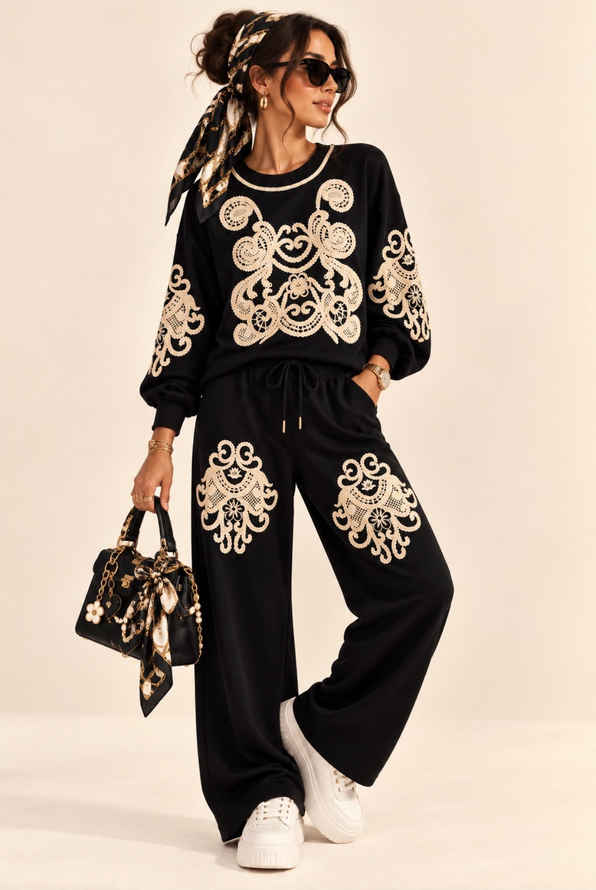 Ensemble Jogging Icon noir, sweat à motifs écrus et pantalon large assorti, vue de face