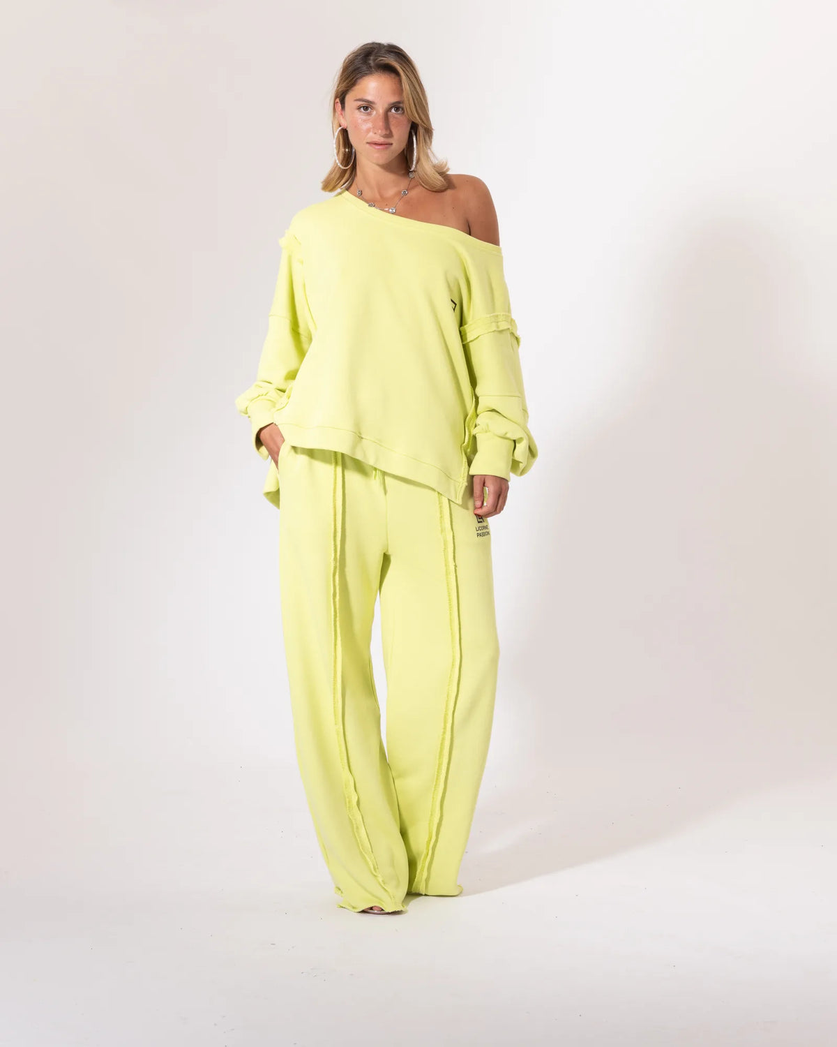 Ensemble Icon lemon sur fond blanc, sweat ample à épaules dégagées et pantalon large